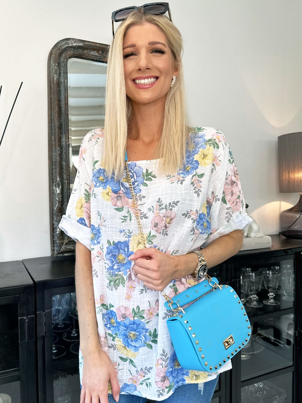 Gissele - Söt blus i linne-liknande tyg med blommönster